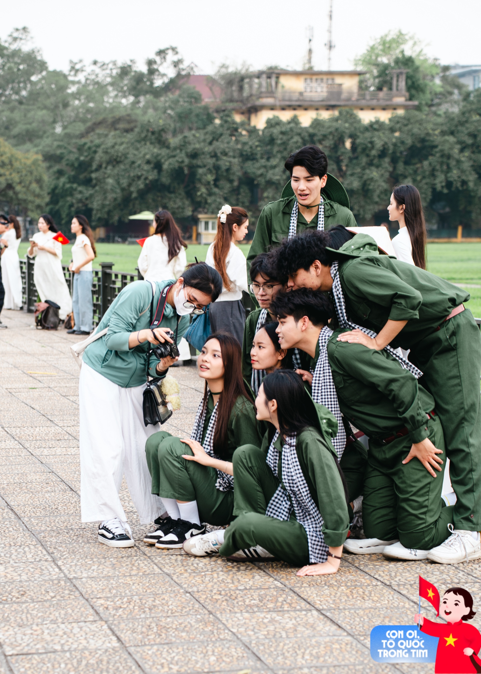 Lăng Bác rộn ràng những ngày tháng Tư lịch sử: Trẻ con thích thú "cosplay" chú bộ đội, người lớn xúng xính áo dài check-in bên lá cờ Tổ quốc!- Ảnh 11. Lăng Bác rộn ràng những ngày tháng Tư lịch sử: Trẻ con thích thú "cosplay" chú bộ đội, người lớn xúng xính áo dài check-in bên lá cờ Tổ quốc!- Ảnh 11.