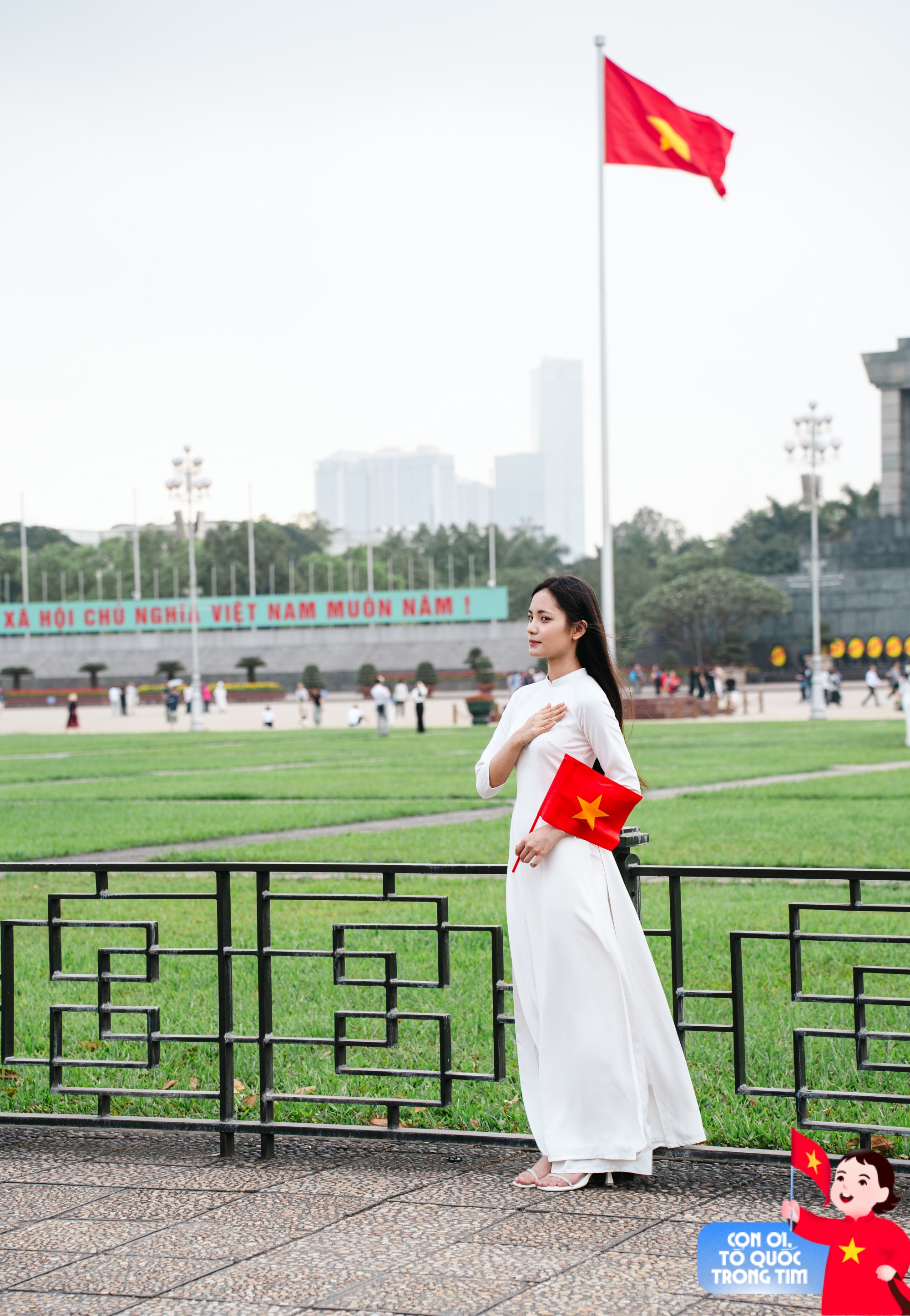 Lăng Bác rộn ràng những ngày tháng Tư lịch sử: Trẻ con thích thú "cosplay" chú bộ đội, người lớn xúng xính áo dài check-in bên lá cờ Tổ quốc!- Ảnh 13. Lăng Bác rộn ràng những ngày tháng Tư lịch sử: Trẻ con thích thú "cosplay" chú bộ đội, người lớn xúng xính áo dài check-in bên lá cờ Tổ quốc!- Ảnh 13.