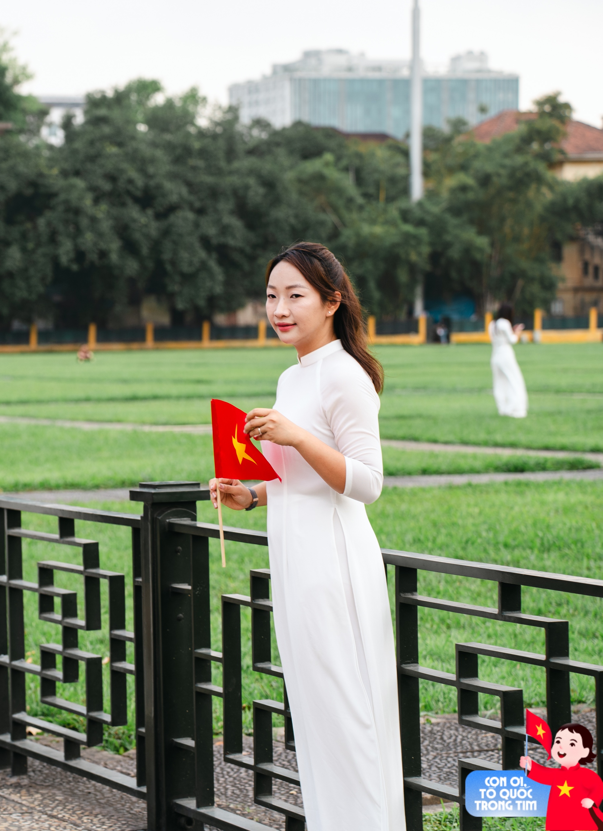 Lăng Bác rộn ràng những ngày tháng Tư lịch sử: Trẻ con thích thú "cosplay" chú bộ đội, người lớn xúng xính áo dài check-in bên lá cờ Tổ quốc!- Ảnh 14. Lăng Bác rộn ràng những ngày tháng Tư lịch sử: Trẻ con thích thú "cosplay" chú bộ đội, người lớn xúng xính áo dài check-in bên lá cờ Tổ quốc!- Ảnh 14.
