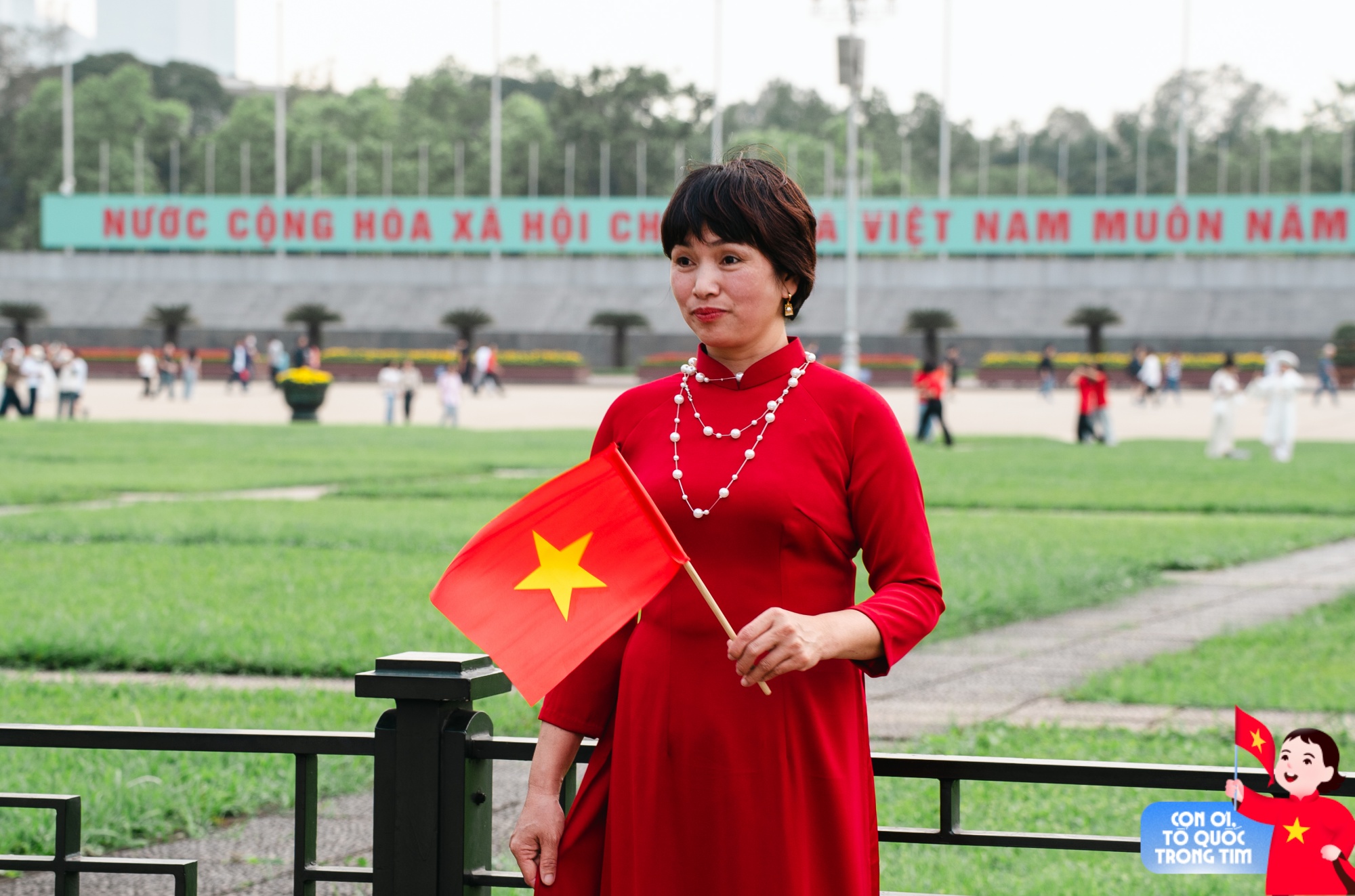 Lăng Bác rộn ràng những ngày tháng Tư lịch sử: Trẻ con thích thú "cosplay" chú bộ đội, người lớn xúng xính áo dài check-in bên lá cờ Tổ quốc!- Ảnh 12. Lăng Bác rộn ràng những ngày tháng Tư lịch sử: Trẻ con thích thú "cosplay" chú bộ đội, người lớn xúng xính áo dài check-in bên lá cờ Tổ quốc!- Ảnh 12.