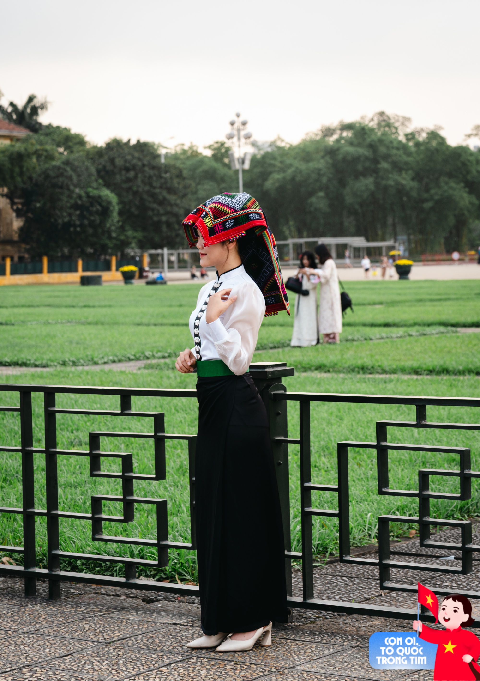 Lăng Bác rộn ràng những ngày tháng Tư lịch sử: Trẻ con thích thú "cosplay" chú bộ đội, người lớn xúng xính áo dài check-in bên lá cờ Tổ quốc!- Ảnh 17. Lăng Bác rộn ràng những ngày tháng Tư lịch sử: Trẻ con thích thú "cosplay" chú bộ đội, người lớn xúng xính áo dài check-in bên lá cờ Tổ quốc!- Ảnh 17.