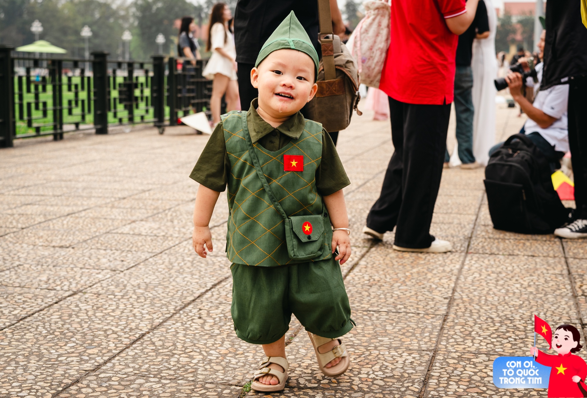 Lăng Bác rộn ràng những ngày tháng Tư lịch sử: Trẻ con thích thú "cosplay" chú bộ đội, người lớn xúng xính áo dài check-in bên lá cờ Tổ quốc!- Ảnh 3. Lăng Bác rộn ràng những ngày tháng Tư lịch sử: Trẻ con thích thú "cosplay" chú bộ đội, người lớn xúng xính áo dài check-in bên lá cờ Tổ quốc!- Ảnh 3.
