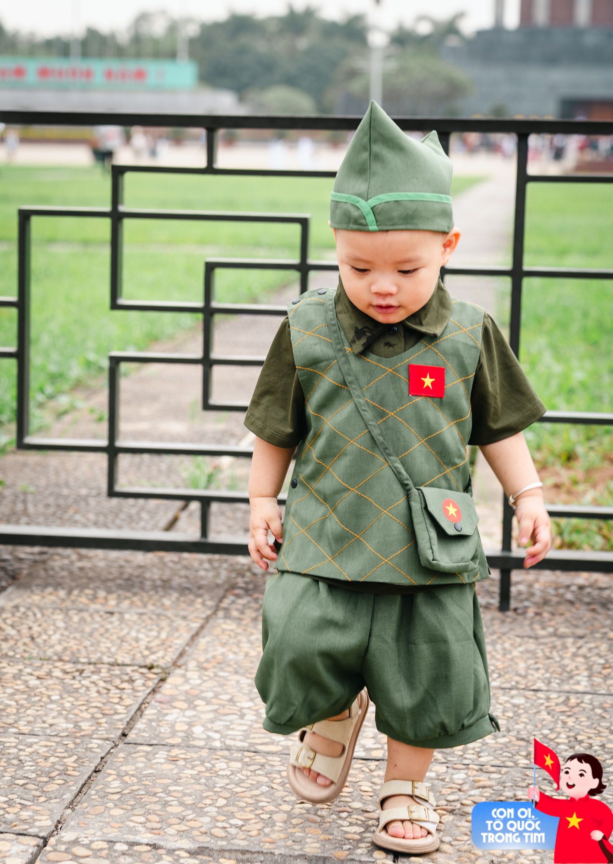 Lăng Bác rộn ràng những ngày tháng Tư lịch sử: Trẻ con thích thú "cosplay" chú bộ đội, người lớn xúng xính áo dài check-in bên lá cờ Tổ quốc!- Ảnh 4. Lăng Bác rộn ràng những ngày tháng Tư lịch sử: Trẻ con thích thú "cosplay" chú bộ đội, người lớn xúng xính áo dài check-in bên lá cờ Tổ quốc!- Ảnh 4.