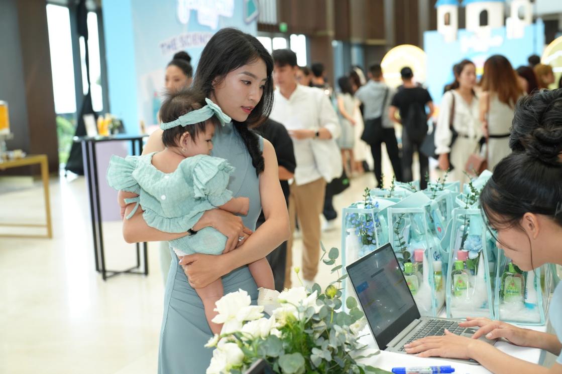 Johnson’s Baby: 132 năm dịu nhẹ - Hành trình yêu thương mới bắt đầu với “sữa & gạo”- Ảnh 1. Johnson’s Baby: 132 năm dịu nhẹ - Hành trình yêu thương mới bắt đầu với “sữa & gạo”- Ảnh 1.