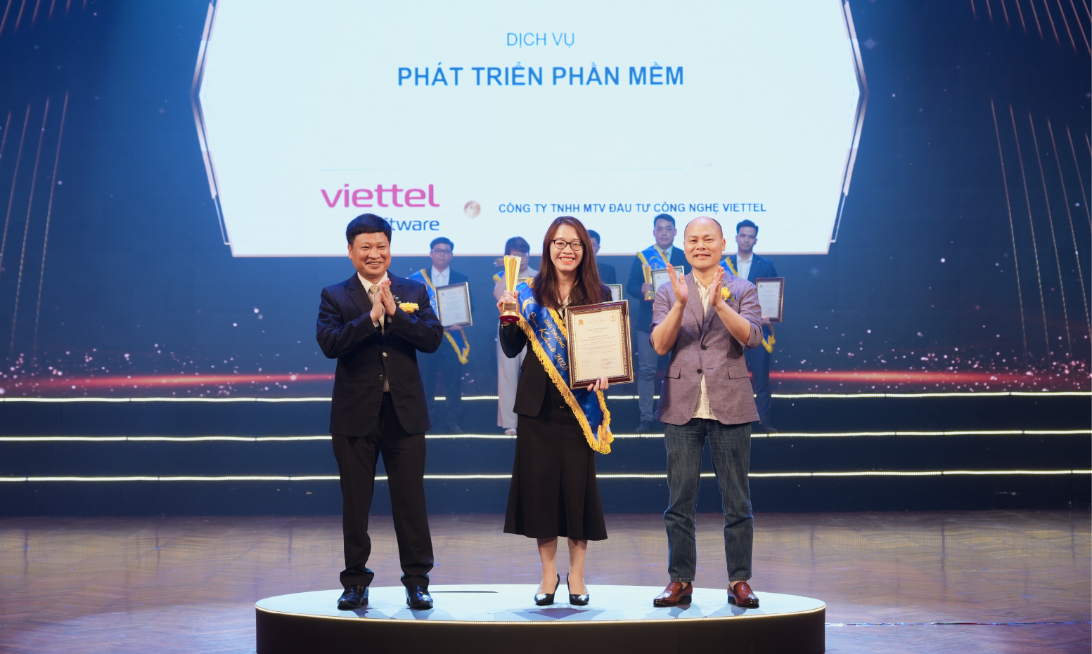 Viettel Software bứt phá tại Giải thưởng Sao Khuê 2025 với hai giải thưởng danh giá- Ảnh 2. Viettel Software bứt phá tại Giải thưởng Sao Khuê 2025 với hai giải thưởng danh giá- Ảnh 2.