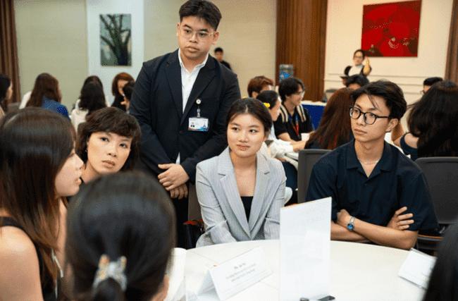 Amazon, AlphaSights, Bosch, Starbucks... và nhiều tập đoàn toàn cầu hội tụ Ngày hội Nghề nghiệp VinUni 2025- Ảnh 4.