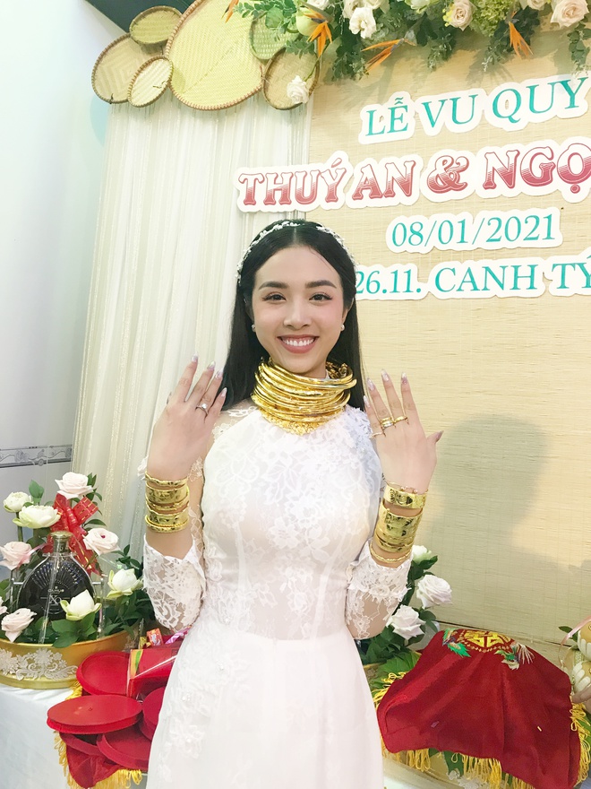 C&ocirc; d&acirc;u Vbiz được tặng 13 c&acirc;y v&agrave;ng hồi m&ocirc;n, t&iacute;nh số l&atilde;i chỉ sau 4 năm cưới m&agrave; cho&aacute;ng v&aacute;ng- Ảnh 2.
