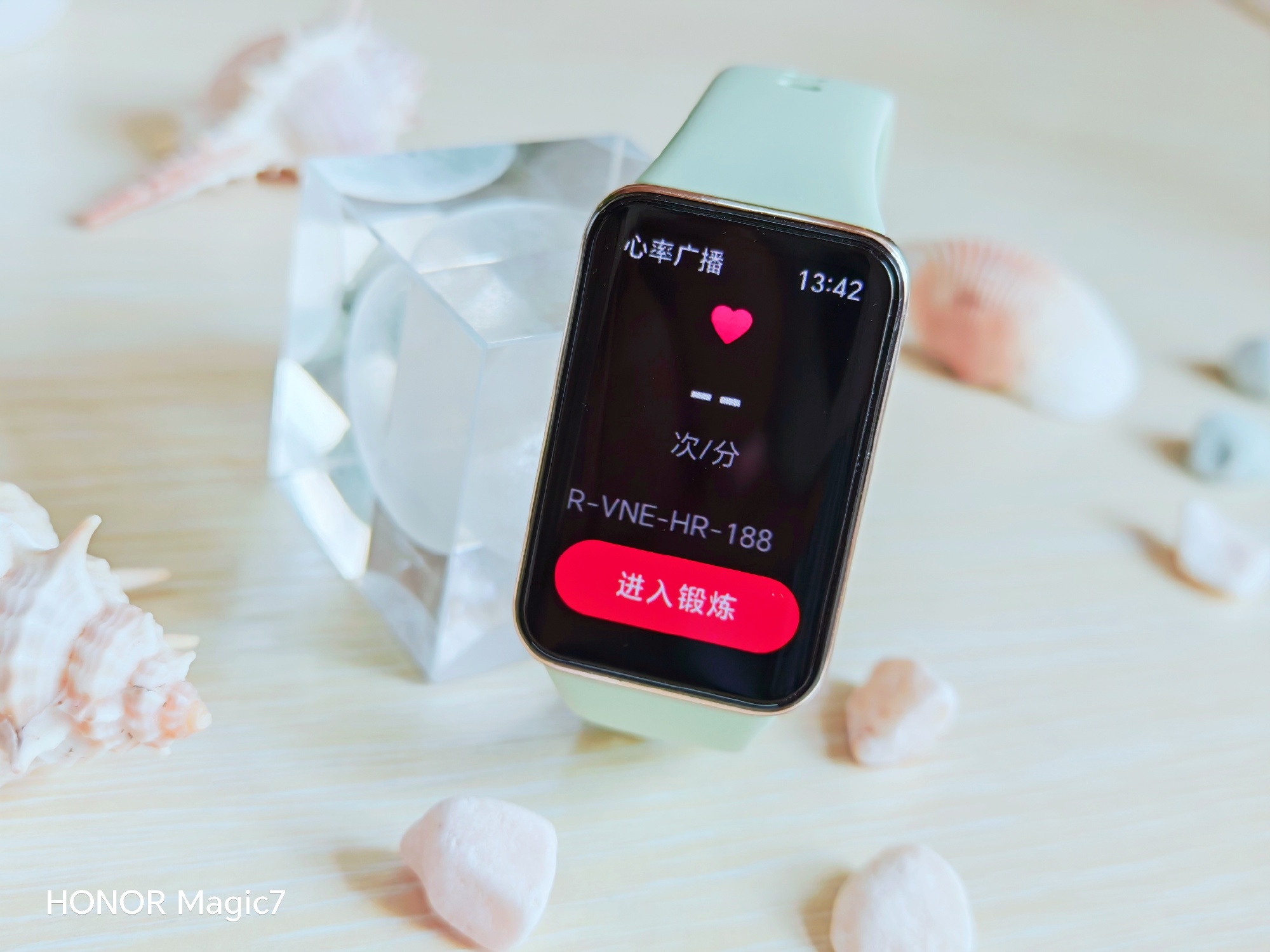 Honor Band 10 ra mắt: Thiết kế đẹp, màn hình 60Hz, pin nửa tháng, giá 890.000 đồng- Ảnh 3. Honor Band 10 ra mắt: Thiết kế đẹp, màn hình 60Hz, pin nửa tháng, giá 890.000 đồng- Ảnh 3.
