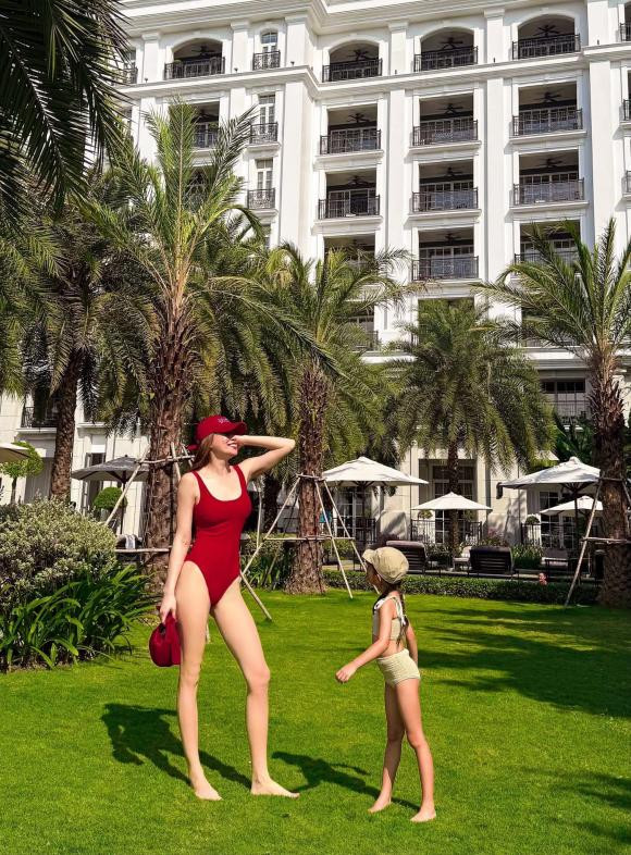 Hai mỹ nhân Việt nổi đình đám và chiếc bikini đỏ gây xôn xao- Ảnh 2. Hai mỹ nhân Việt nổi đình đám và chiếc bikini đỏ gây xôn xao- Ảnh 2.