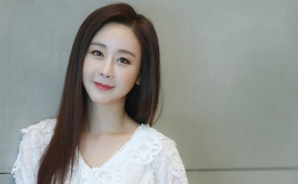 Mỹ nhân phim "Sex Is Zero" U50 da căng bóng: Bí mật ở mẹo dùng kem chống nắng và 2 loại nước bơm collagen, loại số 1 bếp Việt luôn sẵn- Ảnh 7. Mỹ nhân phim "Sex Is Zero" U50 da căng bóng: Bí mật ở mẹo dùng kem chống nắng và 2 loại nước bơm collagen, loại số 1 bếp Việt luôn sẵn- Ảnh 7.