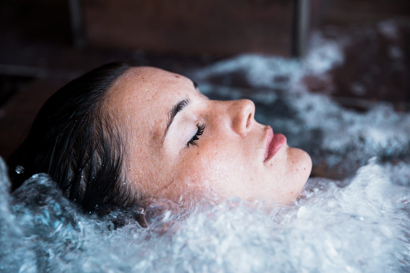 Vợ chồng Tóc Tiên "chơi lớn" khi thay nhau ngâm mình trong nước đá lạnh: Tốt sức khỏe, trẻ hóa da nhưng cần lưu ý 5 điều kẻo phản tác dụng!- Ảnh 6.