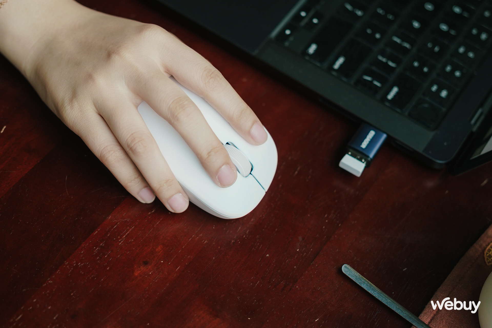 Dùng thử chuột công thái học giá chỉ 175.000 đồng của Xiaomi: Cầm nắm vừa tay, switch silent cực yên tĩnh, pin nửa dùng nửa năm- Ảnh 11. Dùng thử chuột công thái học giá chỉ 175.000 đồng của Xiaomi: Cầm nắm vừa tay, switch silent cực yên tĩnh, pin nửa dùng nửa năm- Ảnh 11.