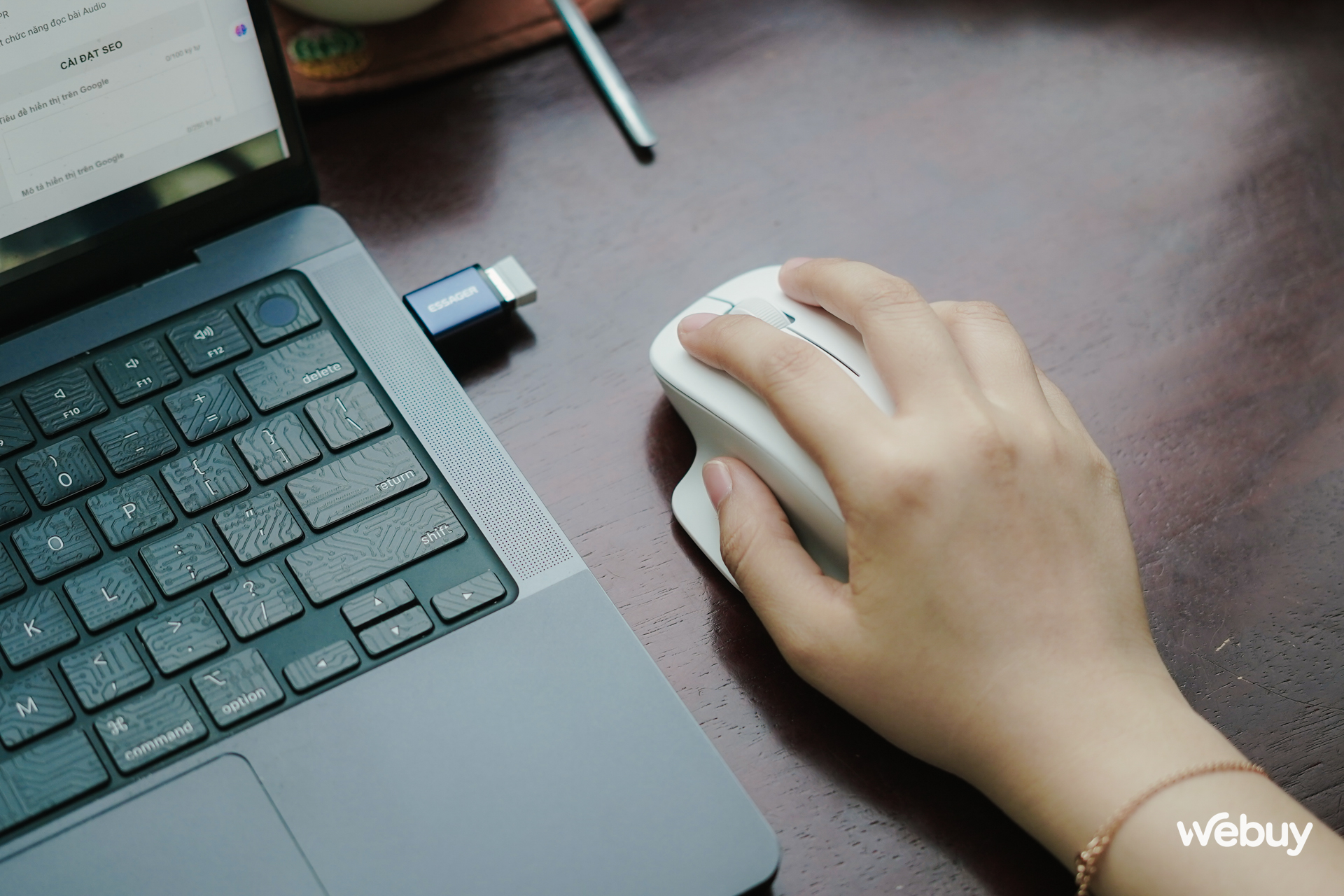 Dùng thử chuột công thái học giá chỉ 175.000 đồng của Xiaomi: Cầm nắm vừa tay, switch silent cực yên tĩnh, pin nửa dùng nửa năm- Ảnh 5. Dùng thử chuột công thái học giá chỉ 175.000 đồng của Xiaomi: Cầm nắm vừa tay, switch silent cực yên tĩnh, pin nửa dùng nửa năm- Ảnh 5.