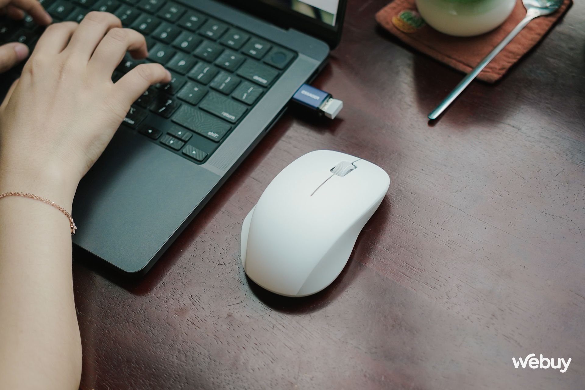 Dùng thử chuột công thái học giá chỉ 175.000 đồng của Xiaomi: Cầm nắm vừa tay, switch silent cực yên tĩnh, pin nửa dùng nửa năm- Ảnh 20. Dùng thử chuột công thái học giá chỉ 175.000 đồng của Xiaomi: Cầm nắm vừa tay, switch silent cực yên tĩnh, pin nửa dùng nửa năm- Ảnh 20.