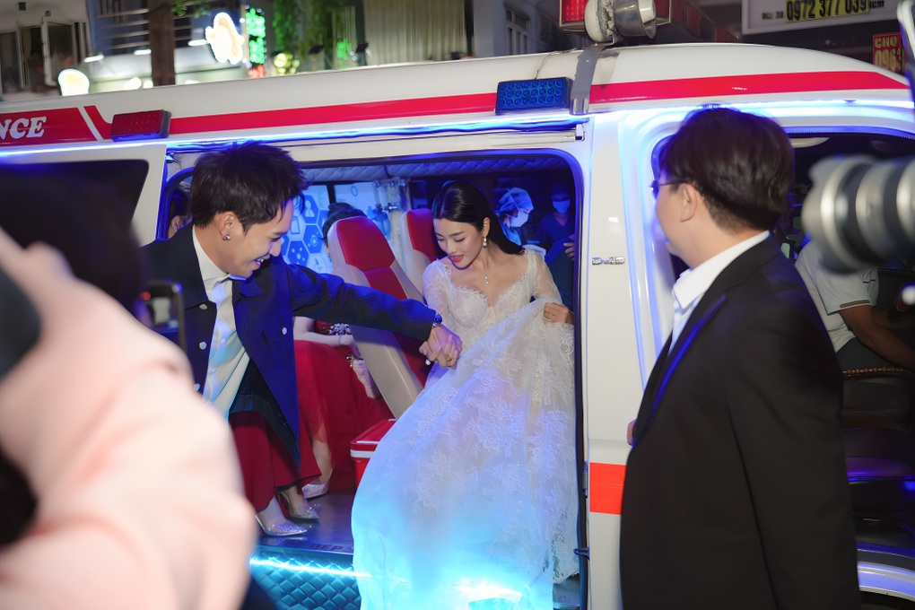 Lời xin lỗi ngày càng mất giá ở showbiz Việt!- Ảnh 2. Lời xin lỗi ngày càng mất giá ở showbiz Việt!- Ảnh 2.