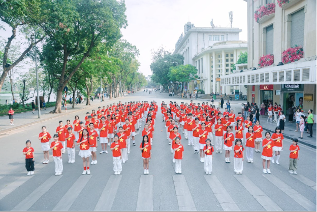 Hơn 200 trái tim "cháy" rực rỡ tại Hồ Gươm: Flashmob "Máu Đỏ Da Vàng" khiến phố đi bộ bùng nổ cảm xúc- Ảnh 1. Hơn 200 trái tim "cháy" rực rỡ tại Hồ Gươm: Flashmob "Máu Đỏ Da Vàng" khiến phố đi bộ bùng nổ cảm xúc- Ảnh 1.