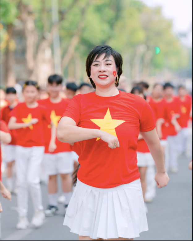 Hơn 200 trái tim "cháy" rực rỡ tại Hồ Gươm: Flashmob "Máu Đỏ Da Vàng" khiến phố đi bộ bùng nổ cảm xúc- Ảnh 3. Hơn 200 trái tim "cháy" rực rỡ tại Hồ Gươm: Flashmob "Máu Đỏ Da Vàng" khiến phố đi bộ bùng nổ cảm xúc- Ảnh 3.