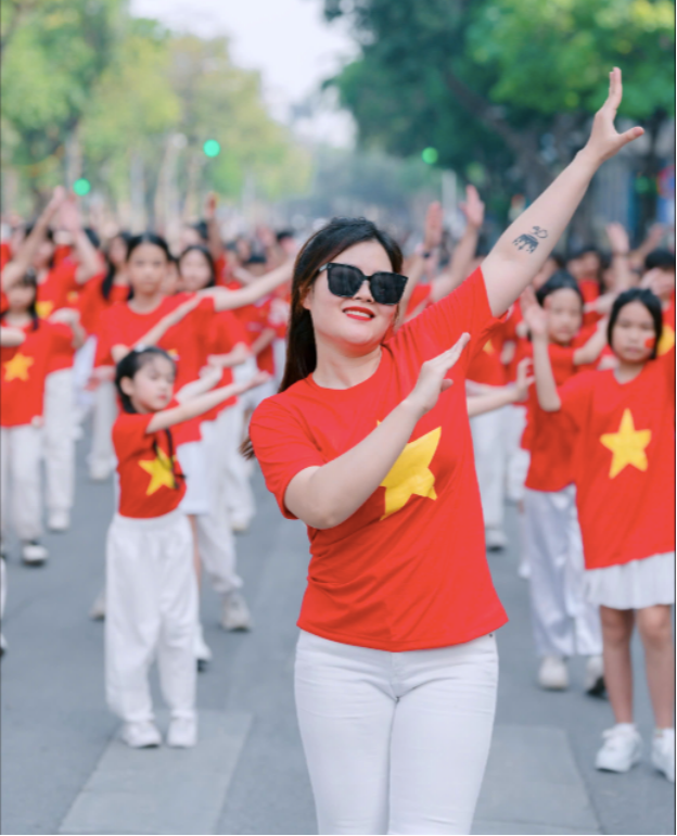Hơn 200 trái tim "cháy" rực rỡ tại Hồ Gươm: Flashmob "Máu Đỏ Da Vàng" khiến phố đi bộ bùng nổ cảm xúc- Ảnh 4. Hơn 200 trái tim "cháy" rực rỡ tại Hồ Gươm: Flashmob "Máu Đỏ Da Vàng" khiến phố đi bộ bùng nổ cảm xúc- Ảnh 4.