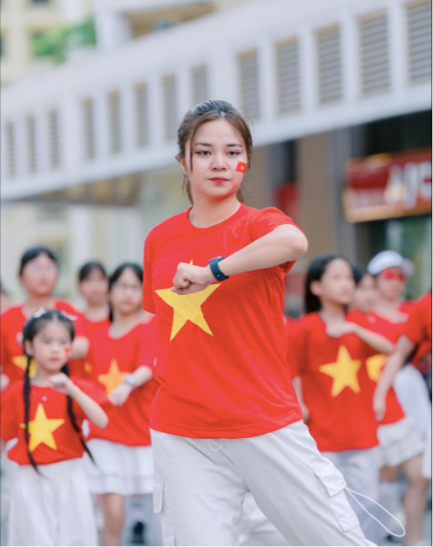Hơn 200 trái tim "cháy" rực rỡ tại Hồ Gươm: Flashmob "Máu Đỏ Da Vàng" khiến phố đi bộ bùng nổ cảm xúc- Ảnh 5. Hơn 200 trái tim "cháy" rực rỡ tại Hồ Gươm: Flashmob "Máu Đỏ Da Vàng" khiến phố đi bộ bùng nổ cảm xúc- Ảnh 5.