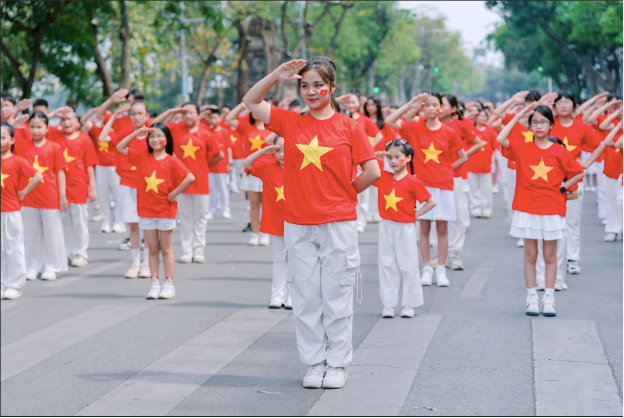 Hơn 200 trái tim "cháy" rực rỡ tại Hồ Gươm: Flashmob "Máu Đỏ Da Vàng" khiến phố đi bộ bùng nổ cảm xúc- Ảnh 6. Hơn 200 trái tim "cháy" rực rỡ tại Hồ Gươm: Flashmob "Máu Đỏ Da Vàng" khiến phố đi bộ bùng nổ cảm xúc- Ảnh 6.