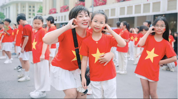 Hơn 200 trái tim "cháy" rực rỡ tại Hồ Gươm: Flashmob "Máu Đỏ Da Vàng" khiến phố đi bộ bùng nổ cảm xúc- Ảnh 7. Hơn 200 trái tim "cháy" rực rỡ tại Hồ Gươm: Flashmob "Máu Đỏ Da Vàng" khiến phố đi bộ bùng nổ cảm xúc- Ảnh 7.