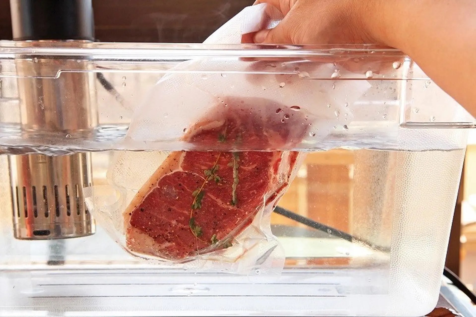 Đầu mọc hai thứ tóc rồi mới biết rã đông thịt bằng nước nóng là SAI, "dẫn lối" độc tố vi khuẩn vào miệng!- Ảnh 2. Đầu mọc hai thứ tóc rồi mới biết rã đông thịt bằng nước nóng là SAI, "dẫn lối" độc tố vi khuẩn vào miệng!- Ảnh 2.