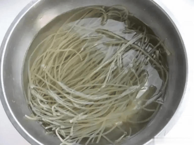 Ngâm miến nước lạnh hay nước nóng tốt hơn? Thêm 1 thứ vào nước rồi ngâm, chỉ 10 phút miến nở mềm, ngon hết chê- Ảnh 2. Ngâm miến nước lạnh hay nước nóng tốt hơn? Thêm 1 thứ vào nước rồi ngâm, chỉ 10 phút miến nở mềm, ngon hết chê- Ảnh 2.