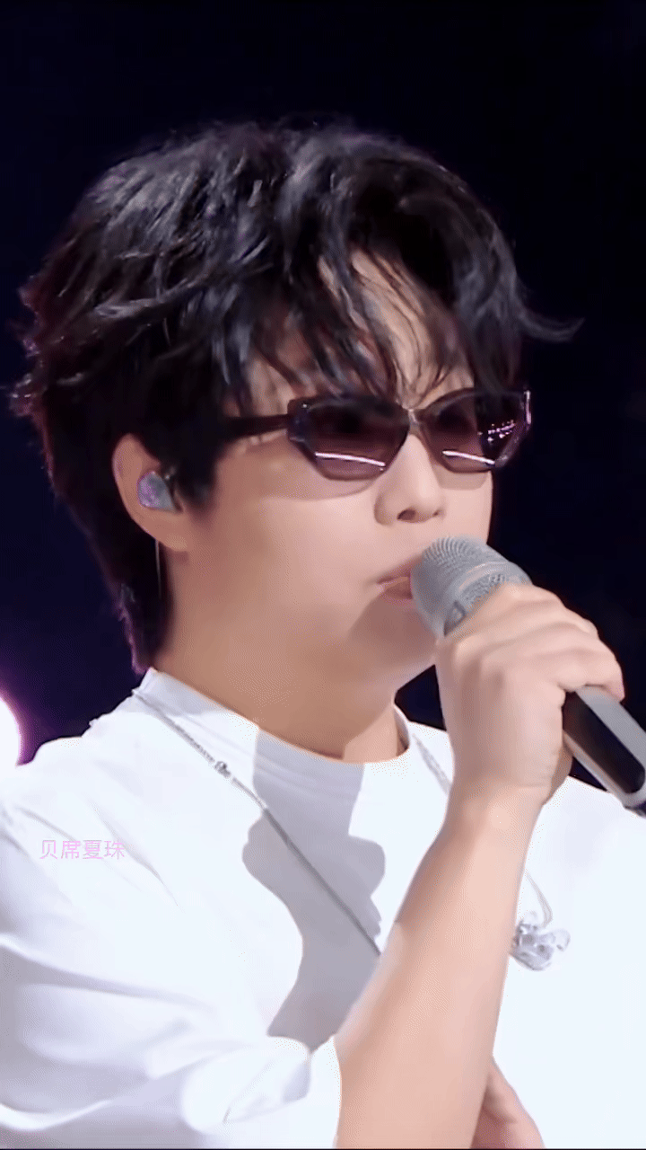 Lần xuất hiện hiếm hoi của “cha đẻ” ca khúc hot nhất dạo này, ngoại hình ra sao mà ai nấy cũng bất ngờ- Ảnh 1. Lần xuất hiện hiếm hoi của “cha đẻ” ca khúc hot nhất dạo này, ngoại hình ra sao mà ai nấy cũng bất ngờ- Ảnh 1.