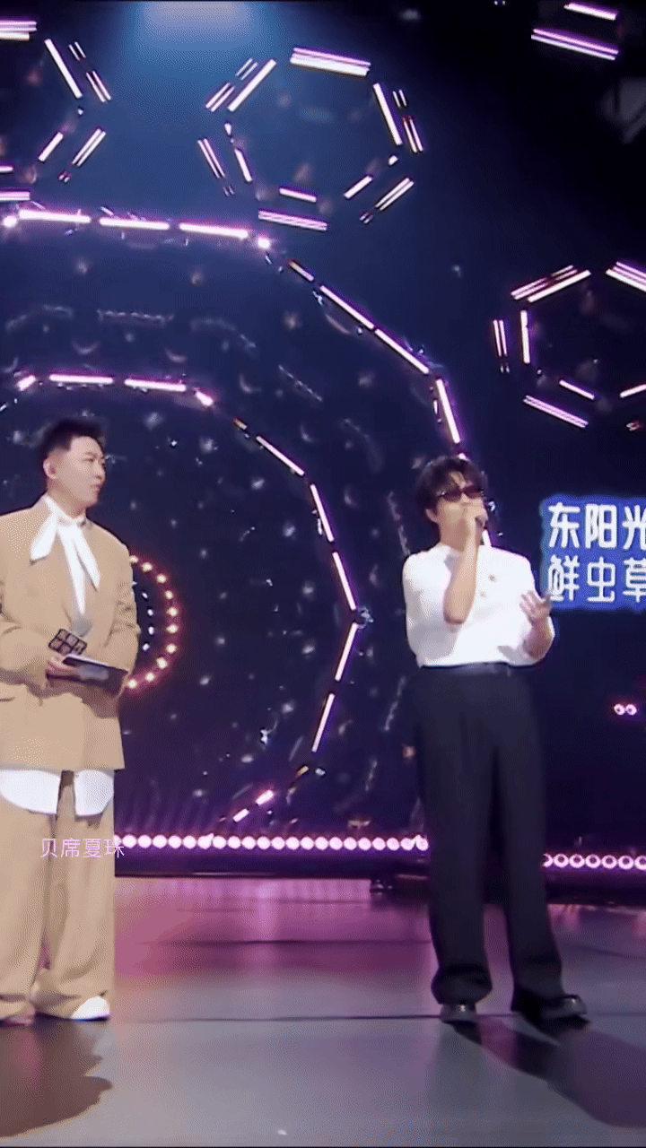 Lần xuất hiện hiếm hoi của “cha đẻ” ca khúc hot nhất dạo này, ngoại hình ra sao mà ai nấy cũng bất ngờ- Ảnh 3. Lần xuất hiện hiếm hoi của “cha đẻ” ca khúc hot nhất dạo này, ngoại hình ra sao mà ai nấy cũng bất ngờ- Ảnh 3.