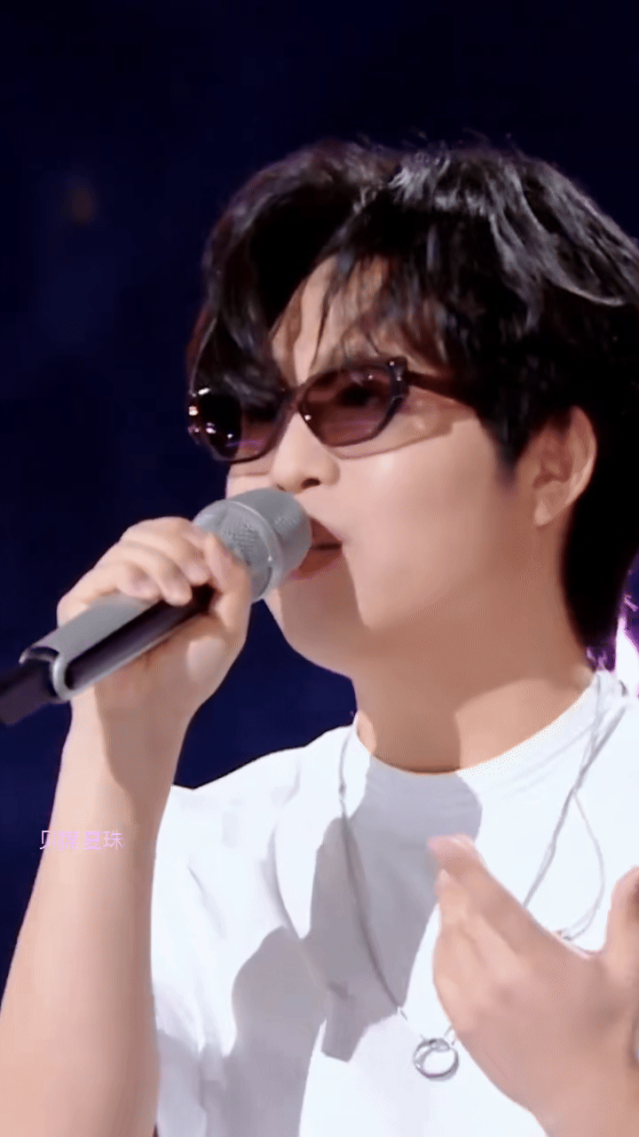 Lần xuất hiện hiếm hoi của “cha đẻ” ca khúc hot nhất dạo này, ngoại hình ra sao mà ai nấy cũng bất ngờ- Ảnh 2. Lần xuất hiện hiếm hoi của “cha đẻ” ca khúc hot nhất dạo này, ngoại hình ra sao mà ai nấy cũng bất ngờ- Ảnh 2.