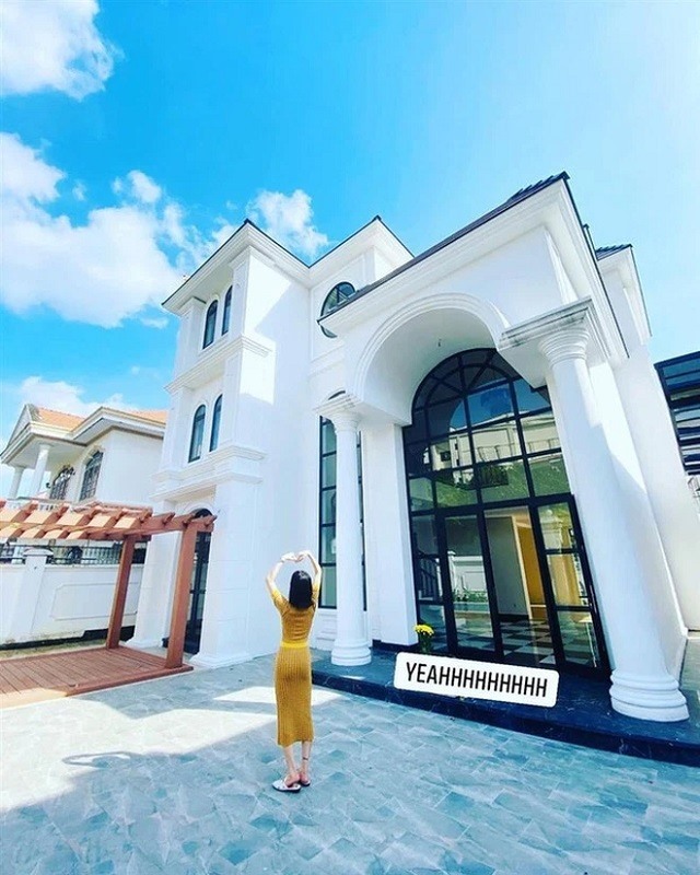 Nữ hoàng phòng trà sống trong biệt thự mặt tiền 600m2 ở TP.HCM cùng tình trẻ, một chiếc đèn giá vài tỷ- Ảnh 5. Nữ hoàng phòng trà sống trong biệt thự mặt tiền 600m2 ở TP.HCM cùng tình trẻ, một chiếc đèn giá vài tỷ- Ảnh 5.