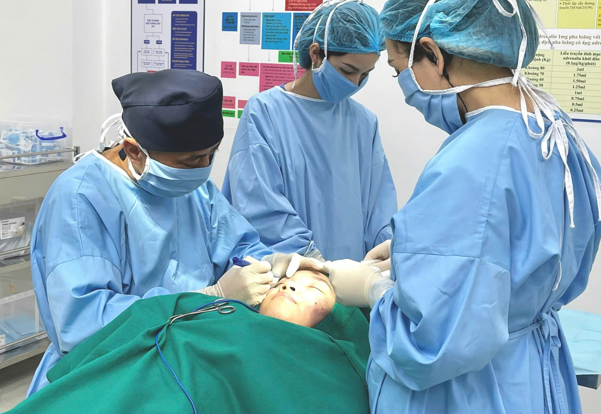 Nhiều ca tai biến sau thẩm mỹ mắt, bác sĩ chỉ 5 lưu ý giúp chị em tránh "tiền mất, tật mang"- Ảnh 3. Nhiều ca tai biến sau thẩm mỹ mắt, bác sĩ chỉ 5 lưu ý giúp chị em tránh "tiền mất, tật mang"- Ảnh 3.