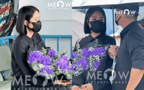 Vợ chồng Lê Phương đến tiễn đưa Quý Bình về biển Cần Giờ, chi tiết 8 bông hoa tím gây xôn xao- Ảnh 1. Vợ chồng Lê Phương đến tiễn đưa Quý Bình về biển Cần Giờ, chi tiết 8 bông hoa tím gây xôn xao- Ảnh 1.