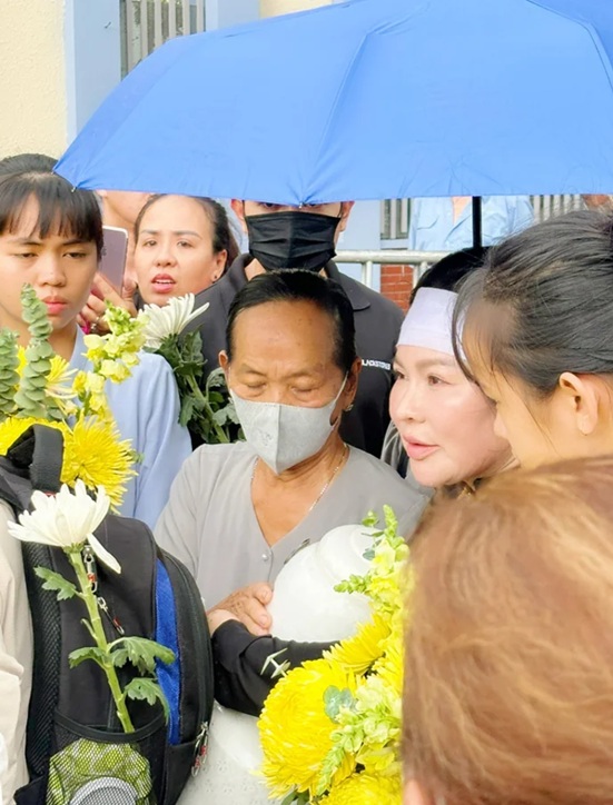 Vợ Quý Bình ra biển rải tro cốt chồng, xuất hiện một nữ nghệ sĩ được con trai anh gọi là "má"- Ảnh 2. Vợ Quý Bình ra biển rải tro cốt chồng, xuất hiện một nữ nghệ sĩ được con trai anh gọi là "má"- Ảnh 2.