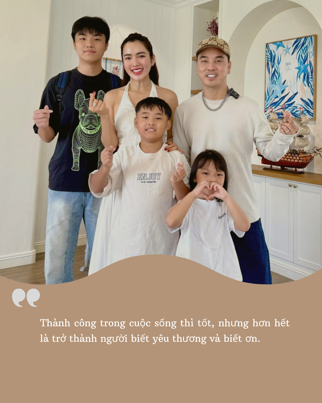Ưng Hoàng Phúc xúc động chia sẻ giữa đại lễ 30/4: Gia đình có nhiệm vụ giữ cho con cái sự gắn kết với lịch sử và văn hóa dân tộc- Ảnh 4. Ưng Hoàng Phúc xúc động chia sẻ giữa đại lễ 30/4: Gia đình có nhiệm vụ giữ cho con cái sự gắn kết với lịch sử và văn hóa dân tộc- Ảnh 4.
