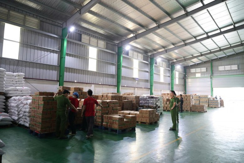 Thực phẩm giả 'len lỏi' qua nhiều đường tiêu thụ- Ảnh 1. Thực phẩm giả 'len lỏi' qua nhiều đường tiêu thụ- Ảnh 1.