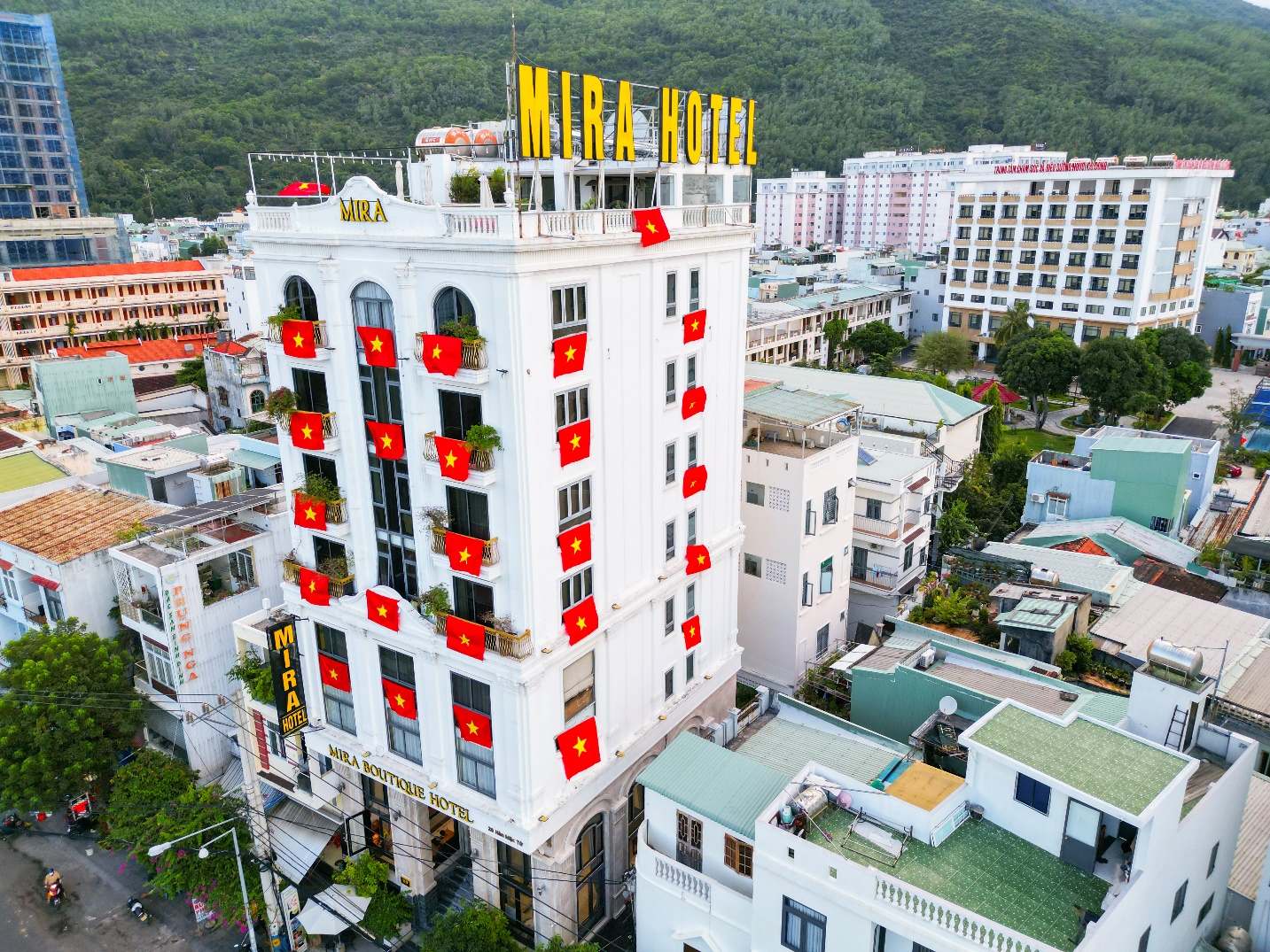 Chuỗi Khách sạn Mira Quy Nhơn đỏ rực cờ Tổ quốc, rộn ràng chào đón 50 năm ngày thống nhất- Ảnh 2. Chuỗi Khách sạn Mira Quy Nhơn đỏ rực cờ Tổ quốc, rộn ràng chào đón 50 năm ngày thống nhất- Ảnh 2.