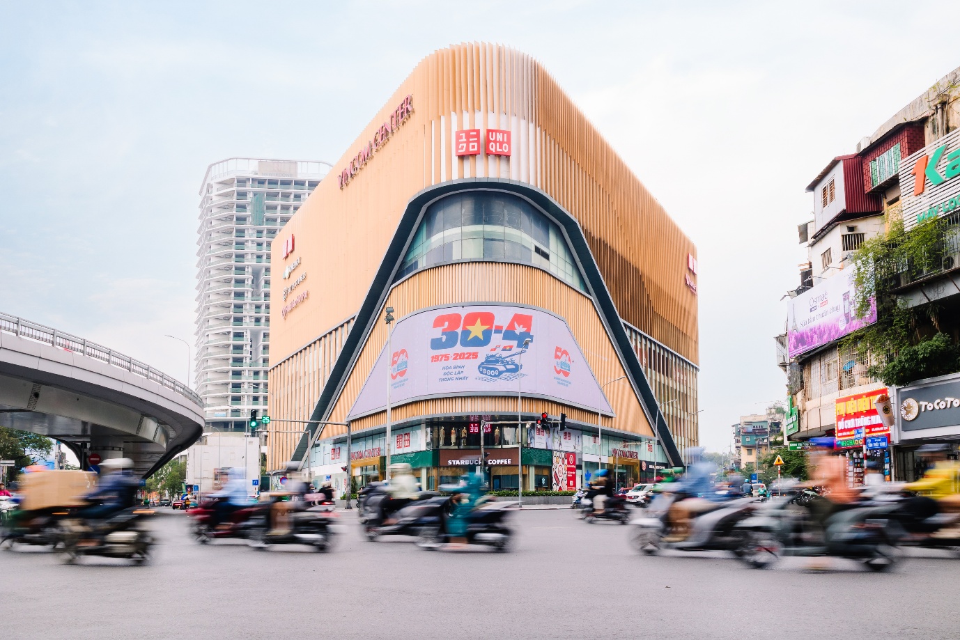 Vui hết nấc, ăn hết mình, chơi hết lễ với “vũ trụ trải nghiệm” Vincom- Ảnh 1. Vui hết nấc, ăn hết mình, chơi hết lễ với “vũ trụ trải nghiệm” Vincom- Ảnh 1.