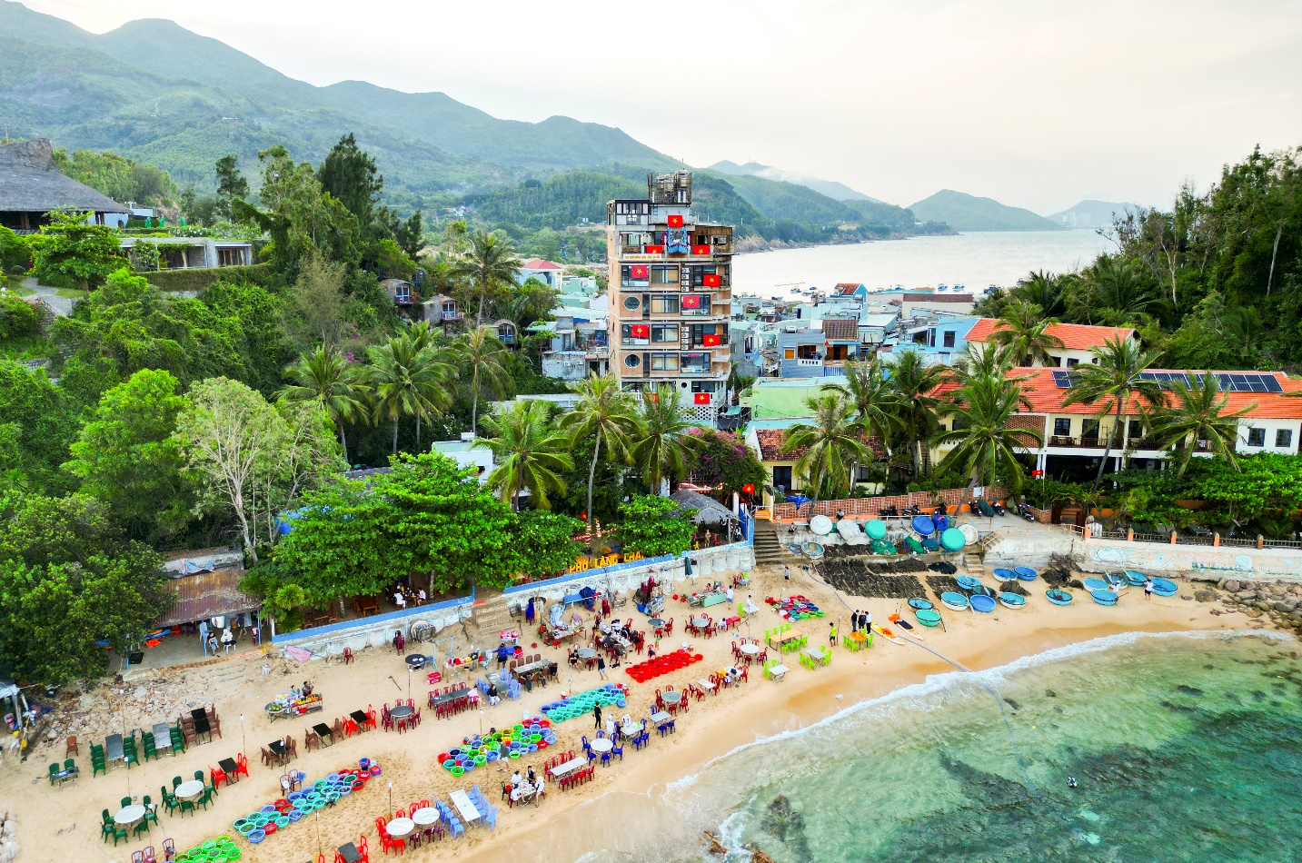 Chuỗi Khách sạn Mira Quy Nhơn đỏ rực cờ Tổ quốc, rộn ràng chào đón 50 năm ngày thống nhất- Ảnh 3. Chuỗi Khách sạn Mira Quy Nhơn đỏ rực cờ Tổ quốc, rộn ràng chào đón 50 năm ngày thống nhất- Ảnh 3.