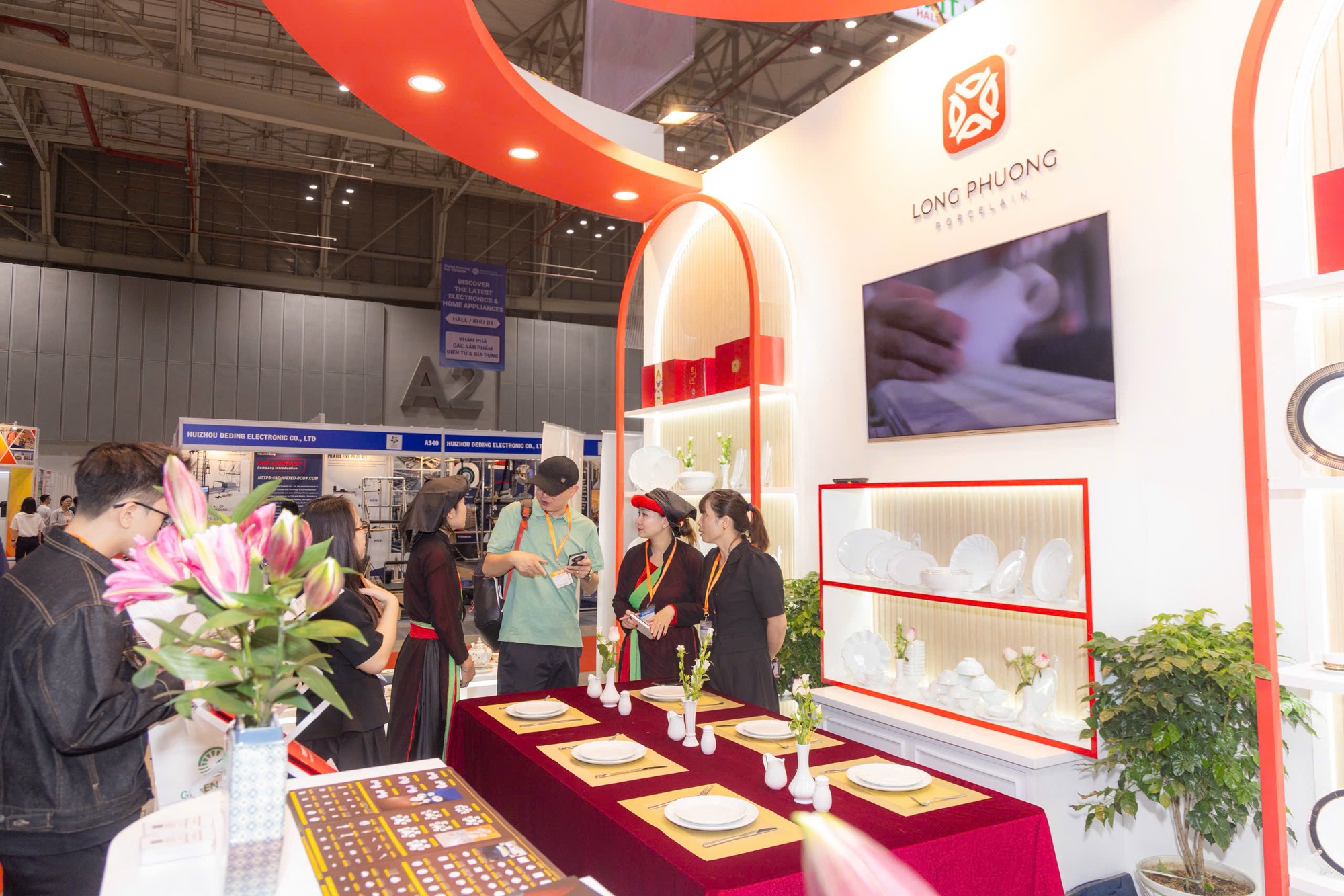 Sứ Long Phương đẩy mạnh xuất khẩu và mở rộng đối tác tại Global Sourcing Fair Vietnam 2025- Ảnh 3. Sứ Long Phương đẩy mạnh xuất khẩu và mở rộng đối tác tại Global Sourcing Fair Vietnam 2025- Ảnh 3.