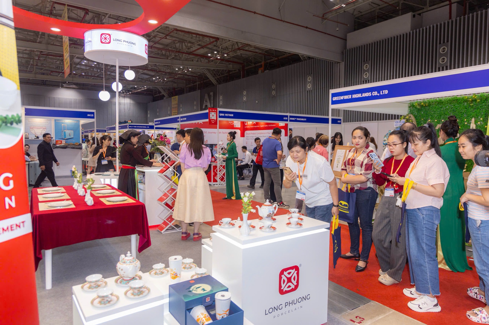 Sứ Long Phương đẩy mạnh xuất khẩu và mở rộng đối tác tại Global Sourcing Fair Vietnam 2025- Ảnh 2. Sứ Long Phương đẩy mạnh xuất khẩu và mở rộng đối tác tại Global Sourcing Fair Vietnam 2025- Ảnh 2.