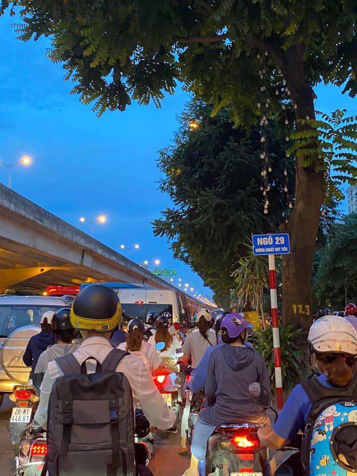 Đường phố Hà Nội tắc dài từ chiều 29/4, "đại hội" về quê nghỉ lễ chính thức bắt đầu- Ảnh 8. Đường phố Hà Nội tắc dài từ chiều 29/4, "đại hội" về quê nghỉ lễ chính thức bắt đầu- Ảnh 8.