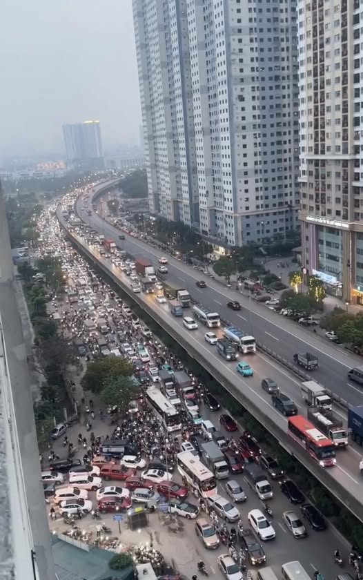 Đường phố Hà Nội tắc dài từ chiều 29/4, "đại hội" về quê nghỉ lễ chính thức bắt đầu- Ảnh 1. Đường phố Hà Nội tắc dài từ chiều 29/4, "đại hội" về quê nghỉ lễ chính thức bắt đầu- Ảnh 1.