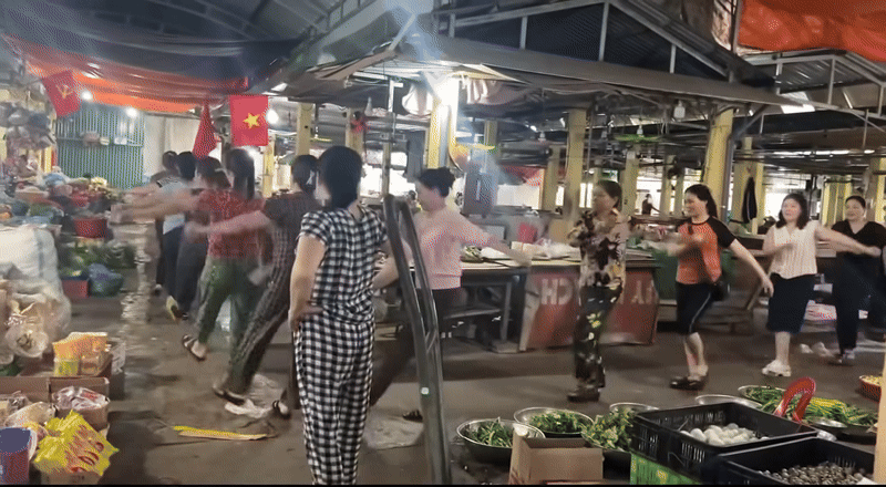 “Khối cấm phá giá” tập diễu hành rèn luyện sức khỏe được cả MXH hưởng ứng: Đánh tay cỡ này ai mặc cả nổi!- Ảnh 2. “Khối cấm phá giá” tập diễu hành rèn luyện sức khỏe được cả MXH hưởng ứng: Đánh tay cỡ này ai mặc cả nổi!- Ảnh 2.