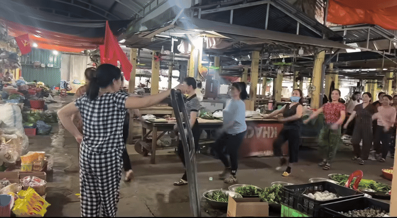 “Khối cấm phá giá” tập diễu hành rèn luyện sức khỏe được cả MXH hưởng ứng: Đánh tay cỡ này ai mặc cả nổi!- Ảnh 1. “Khối cấm phá giá” tập diễu hành rèn luyện sức khỏe được cả MXH hưởng ứng: Đánh tay cỡ này ai mặc cả nổi!- Ảnh 1.