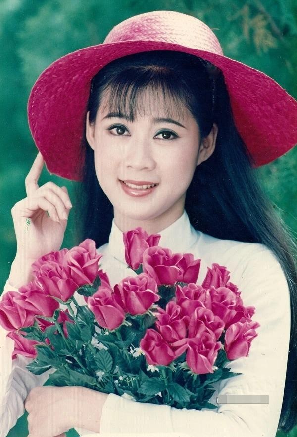 Sao nữ từng khiến Quyền Linh sẵn sàng đóng quần chúng không công chỉ để xin chữ ký: Hiện là mẹ 4 con, sống kín tiếng- Ảnh 1. Sao nữ từng khiến Quyền Linh sẵn sàng đóng quần chúng không công chỉ để xin chữ ký: Hiện là mẹ 4 con, sống kín tiếng- Ảnh 1.
