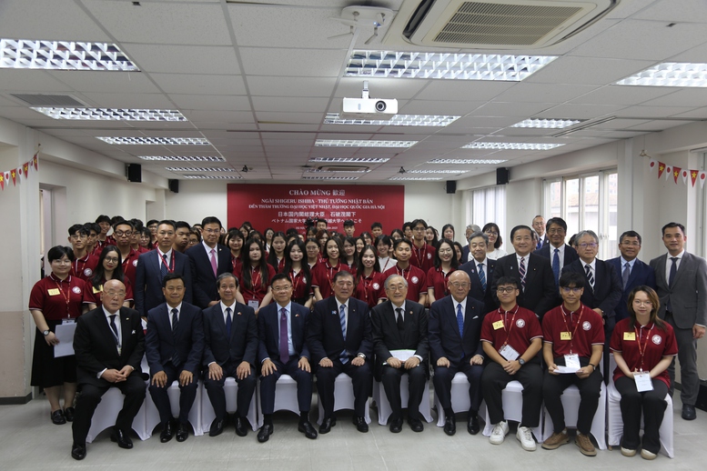 Thủ tướng Nhật Bản Ishiba Shigeru thăm Đại học Việt Nhật- Ảnh 1.