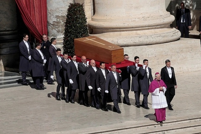 Hàng trăm nghìn người đưa tiễn Giáo hoàng Francis về nơi an nghỉ- Ảnh 2. Hàng trăm nghìn người đưa tiễn Giáo hoàng Francis về nơi an nghỉ- Ảnh 2.