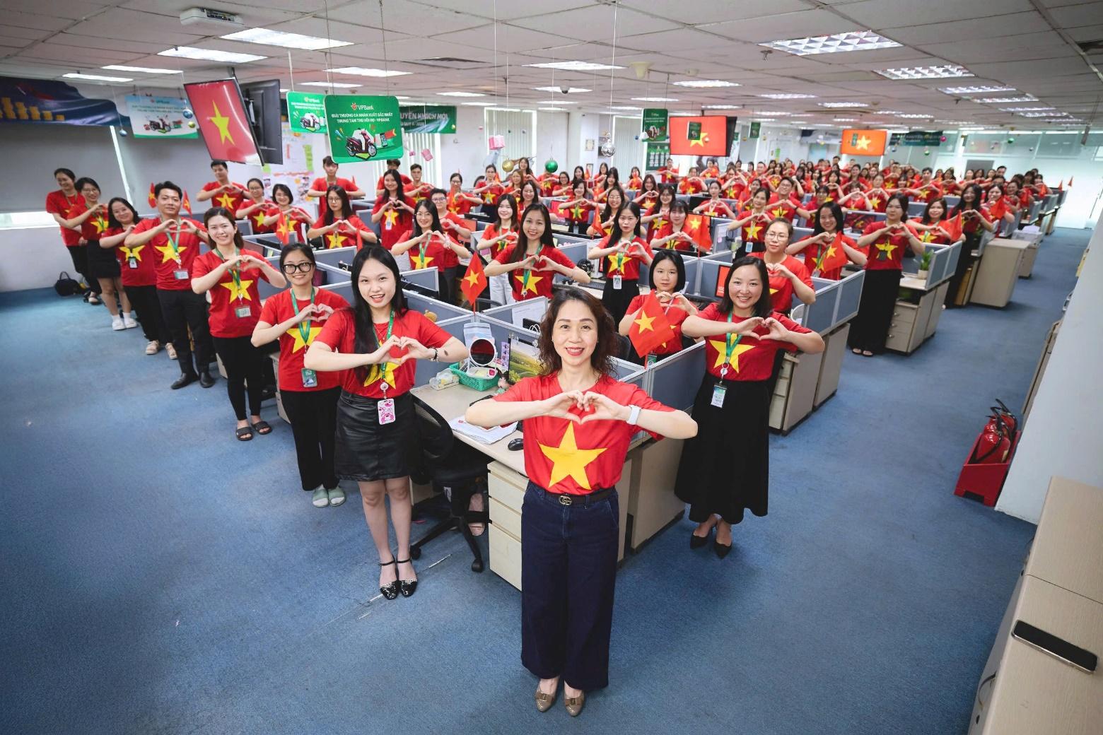 Hàng ngàn VPBanker cùng hòa nhịp quốc ca, phủ đỏ văn phòng bằng áo cờ Tổ quốc- Ảnh 1. Hàng ngàn VPBanker cùng hòa nhịp quốc ca, phủ đỏ văn phòng bằng áo cờ Tổ quốc- Ảnh 1.