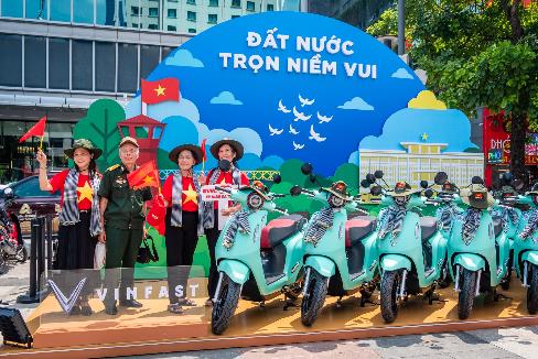 Triển lãm “50 Hành trình - Một Tương lai Xanh”: 50 xe máy điện VinFast độc bản kể về cội nguồn và hành trình vươn mình của Việt Nam- Ảnh 4. Triển lãm “50 Hành trình - Một Tương lai Xanh”: 50 xe máy điện VinFast độc bản kể về cội nguồn và hành trình vươn mình của Việt Nam- Ảnh 4.